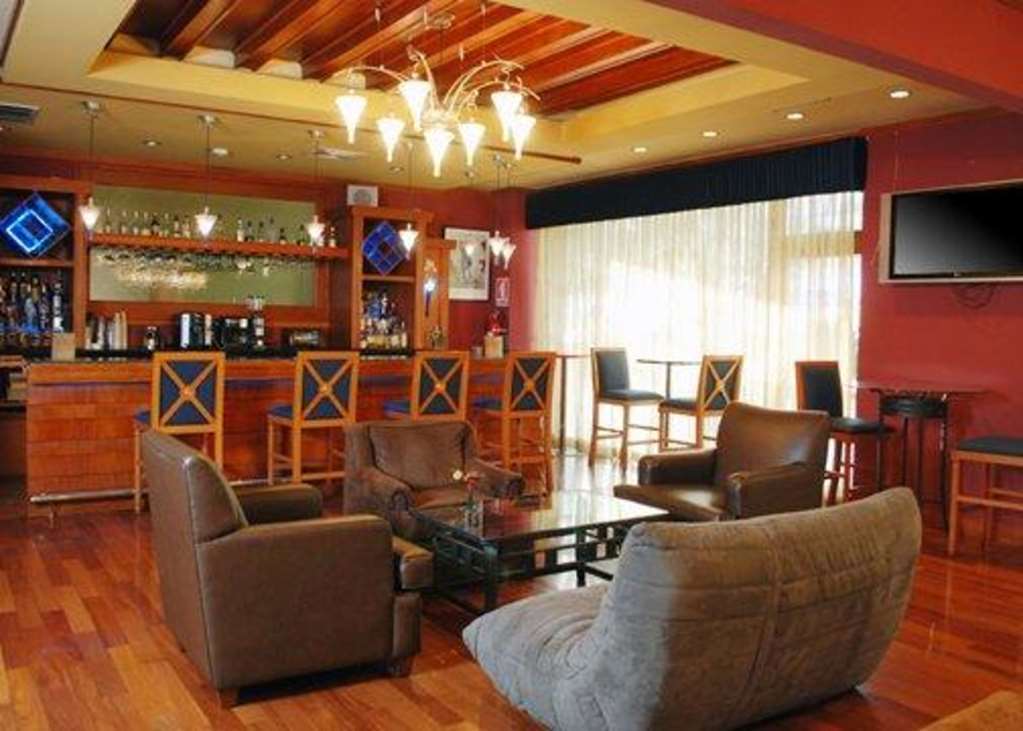 Suites Las Palmas, Hotel & Apartments. Сан Салвадор Ресторант снимка